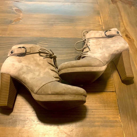 Tan bootie heels. Adorable for a night out in the fall. Size 9 - Picture 3 of 4